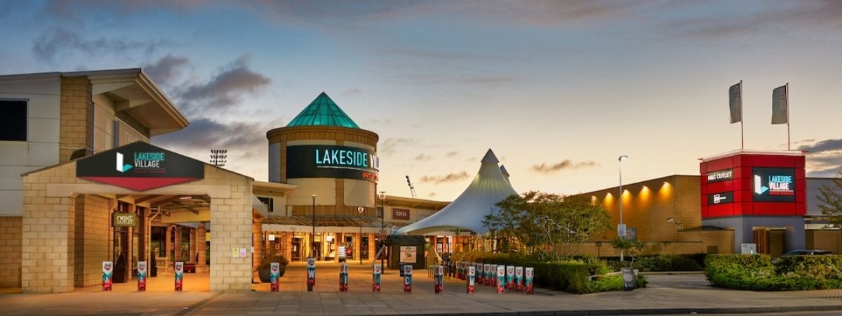 Benches, Litter Bins and GRP Planters for Lakeside Village Shopping Centre Benches, Litter Bins and GRP Planters for Lakeside Village Shopping Centre